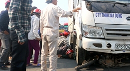 hang chuc nguoi dan nhac bong xe tai cuu hai nguoi dan ong mac ket duoi gam sau tai nan