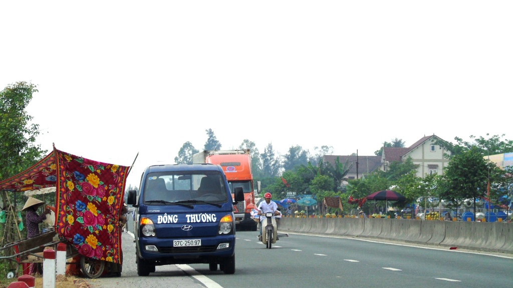 vi muu sinh dan chiem duong dung leu ban dua tren quoc lo 1a