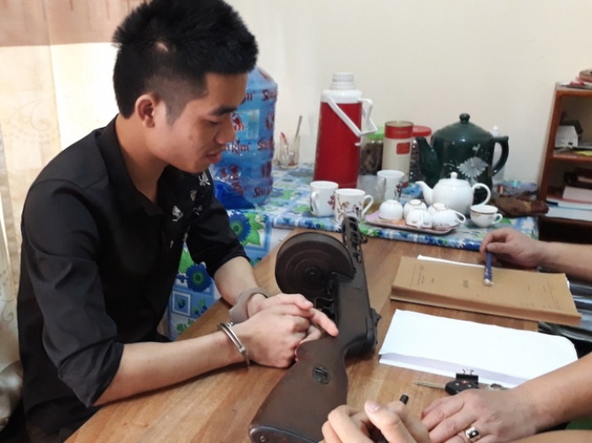 khoi to doi tuong dung sung bat 4 phat len tran nha benh vien