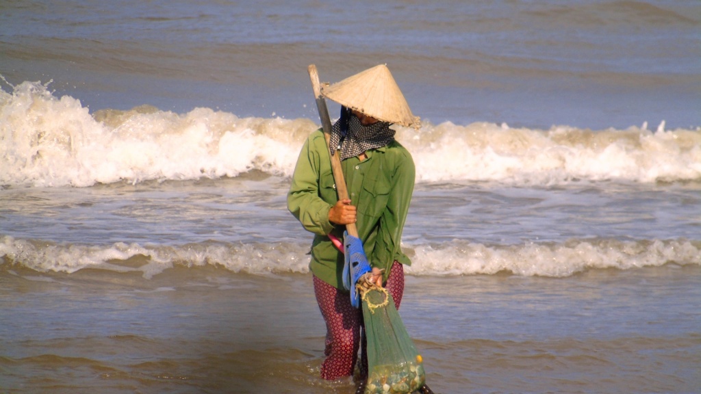 man chat muu sinh bang nghe di giat lui tren bien