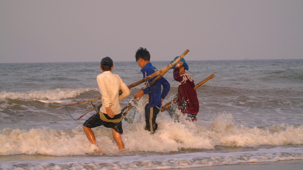 man chat muu sinh bang nghe di giat lui tren bien