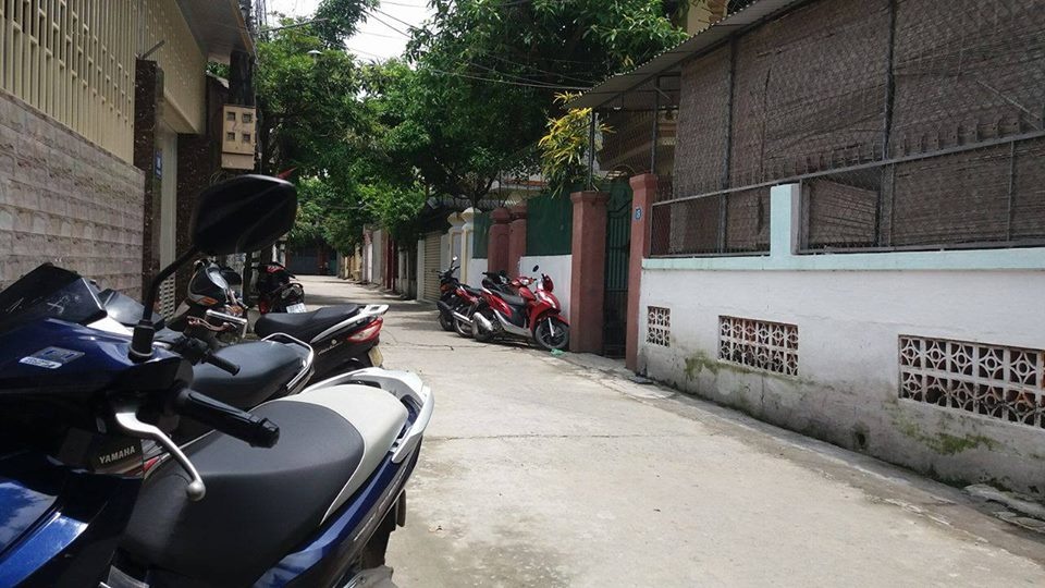 me khoc thet khi phat hien con trai chet trong tu the treo co tai nha rieng