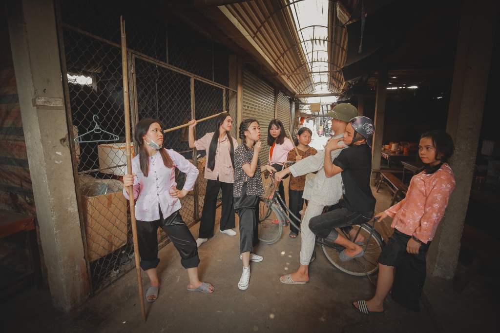 hoc sinh ha tinh chat lu trong bo anh ky yeu phien ban bui doi o cho que