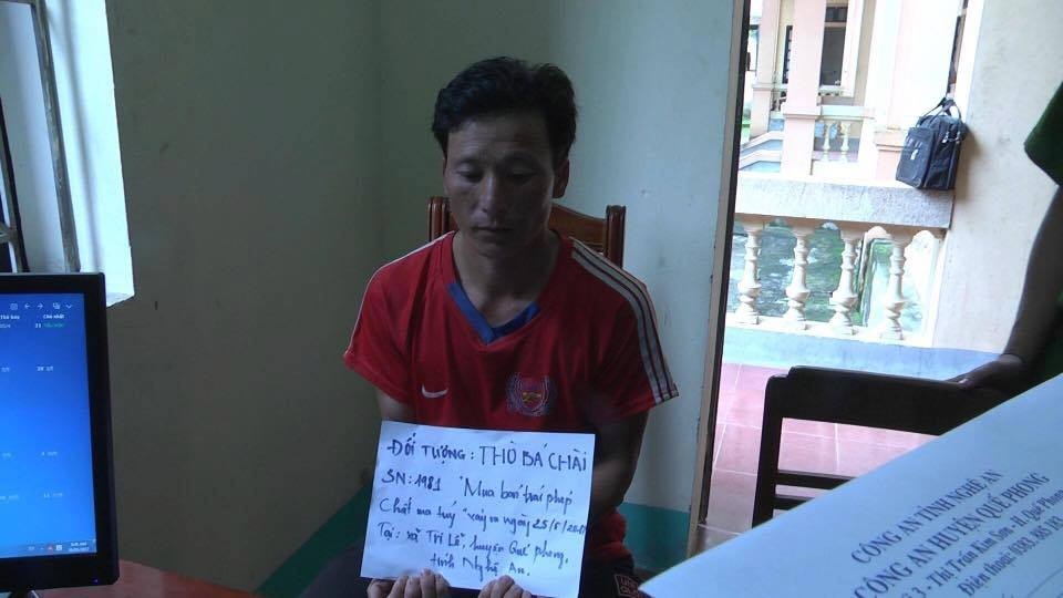 cong an vien buon 1 banh heroin va gan 1000 vien hong phien kiem loi