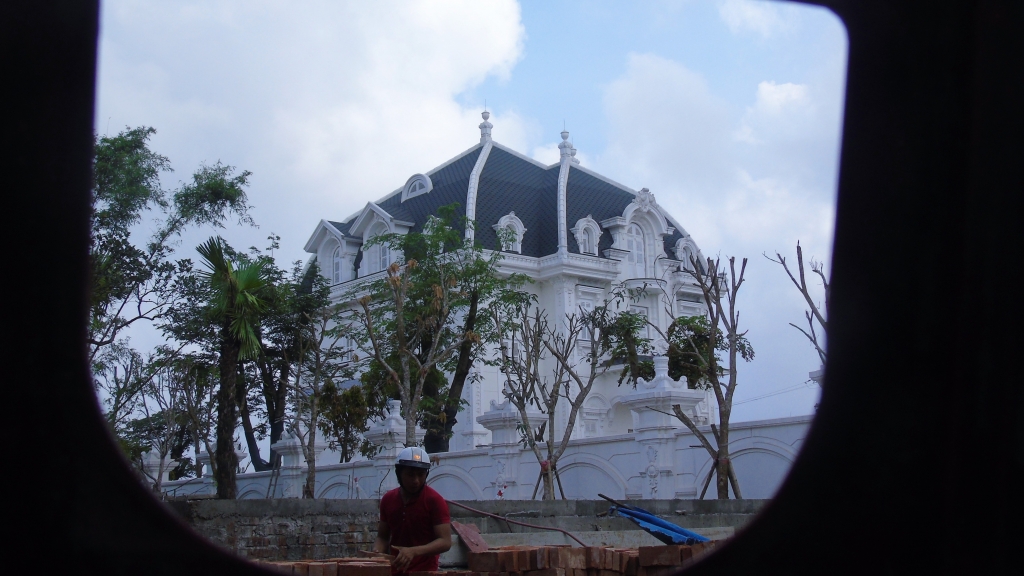 ben trong can biet thu khung cua cu ba ban rau gan 80 tuoi o ha tinh