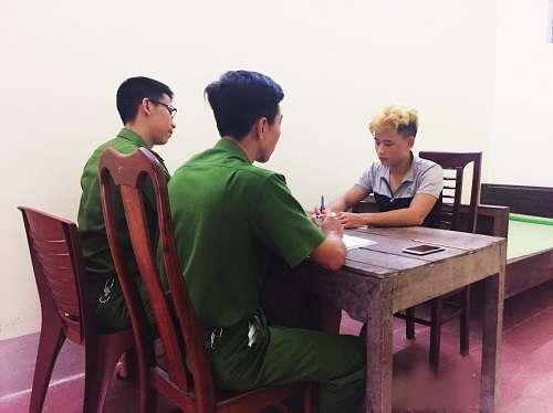 bat nam thanh nien cuop dien thoai hiep dam thieu nu di duong