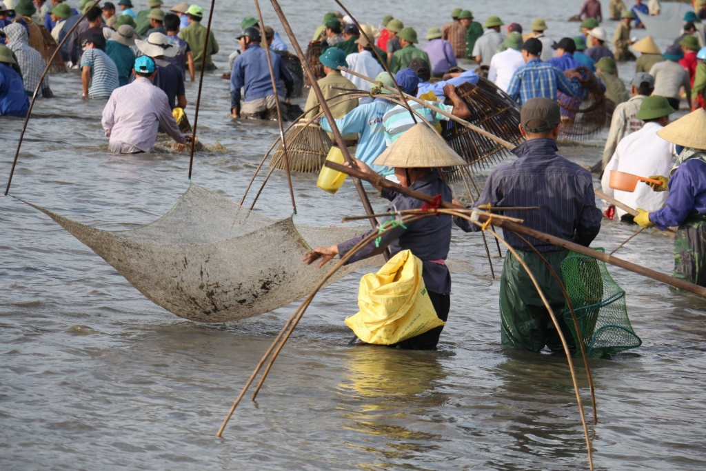 hang tram nguoi nhay xuong rao bat ca sau tieng hu cua ly truong