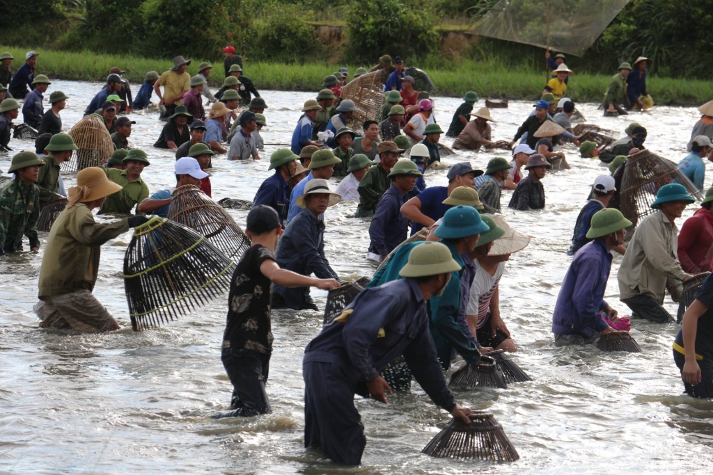 hang tram nguoi nhay xuong rao bat ca sau tieng hu cua ly truong