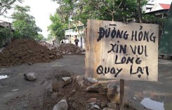 Bức xúc xe tải 'cày' nát đường, dân TP Vinh đổ đất đá chặn xe đi qua