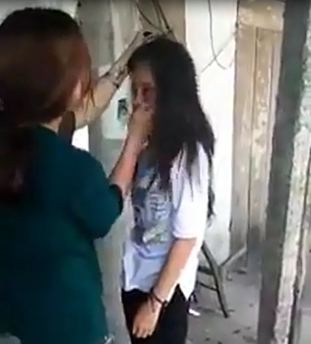 phan no hinh anh nu sinh bi cam toc danh da man tai mot khu cho