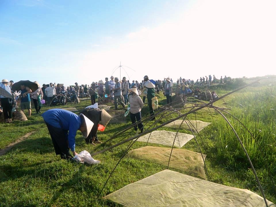 ha tinh hang nghin nguoi dan dam minh danh ca hai loc