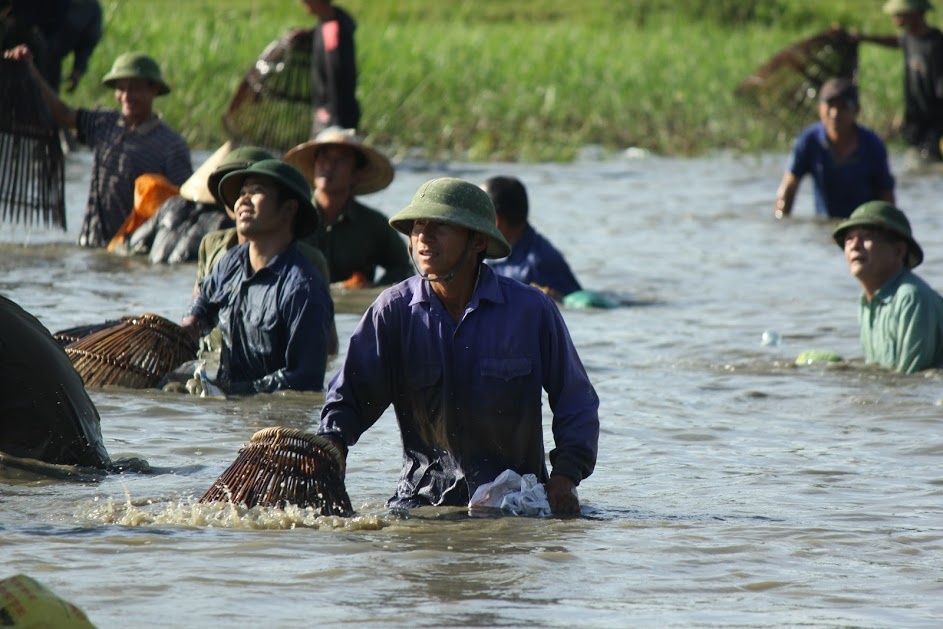 ha tinh hang nghin nguoi dan dam minh danh ca hai loc