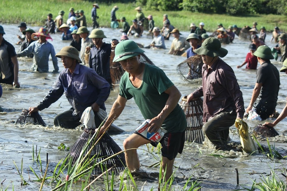 ha tinh hang nghin nguoi dan dam minh danh ca hai loc