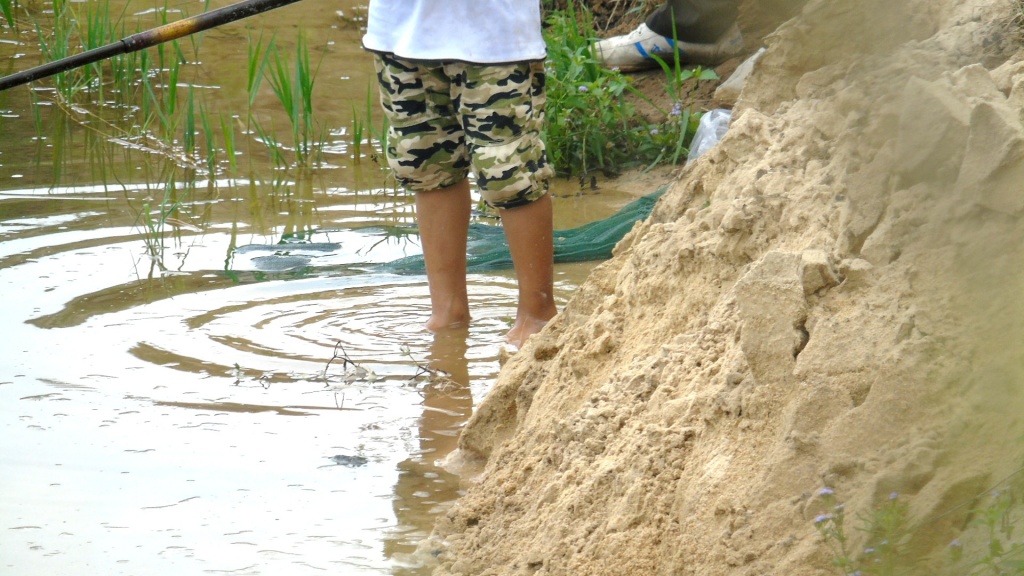vuot bien cam vao mo sat thach khe dan treo tinh mang ben ho tu than