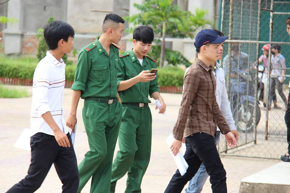 ha tinh nhung si tu khoac ao linh di lam thu tuc du thi thpt quoc gia