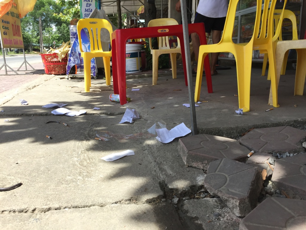 Thi THPT 2017: Phao thi vứt trắng quán trà đá gần trường sau môn thi Văn thi thpt 2017 phao thi vut trang quan tra da gan truong sau mon thi van