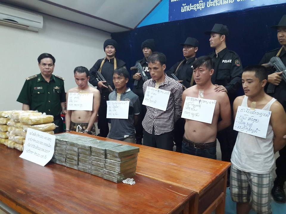 bat 5 doi tuong thu giu 40 banh heroin cung hang tram vien ma tuy