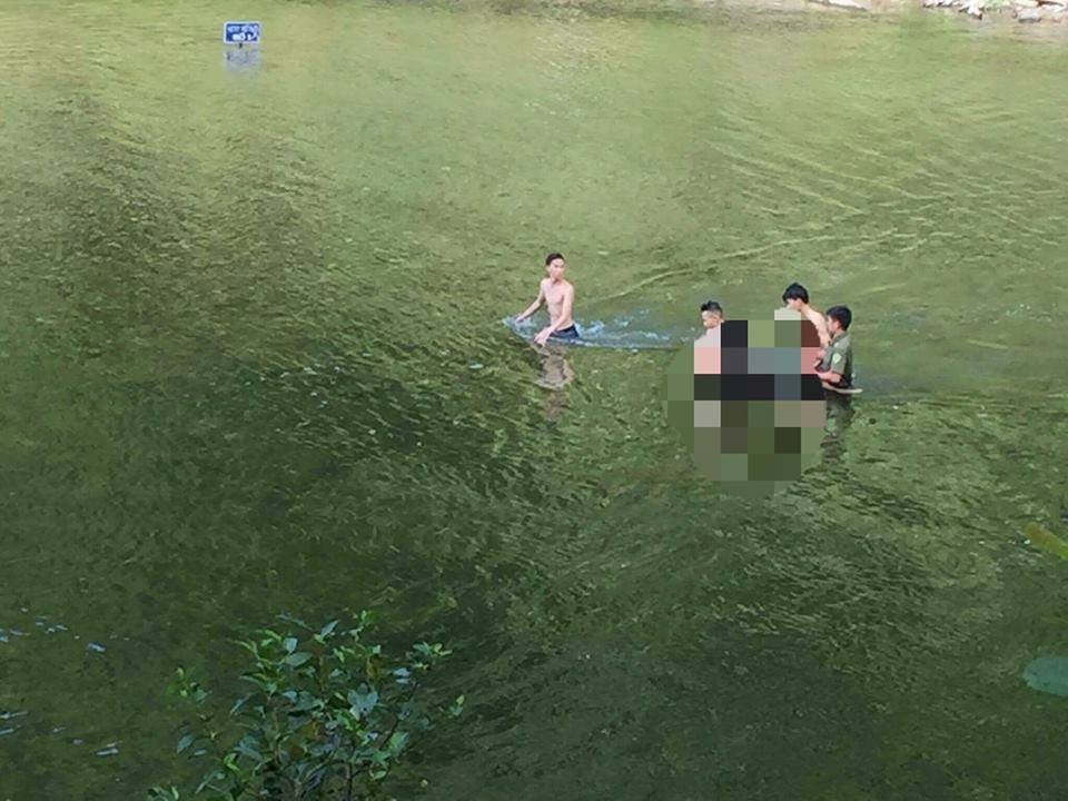 ru nhau di tam suoi mot hoc sinh duoi nuoc thuong tam