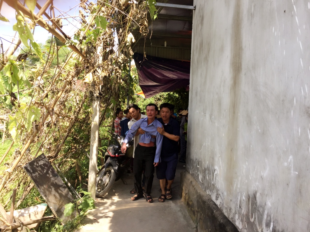 ha tinh gia canh rot nuoc mat cua hai anh em bi duoi nuoc tren duong chan trau ve