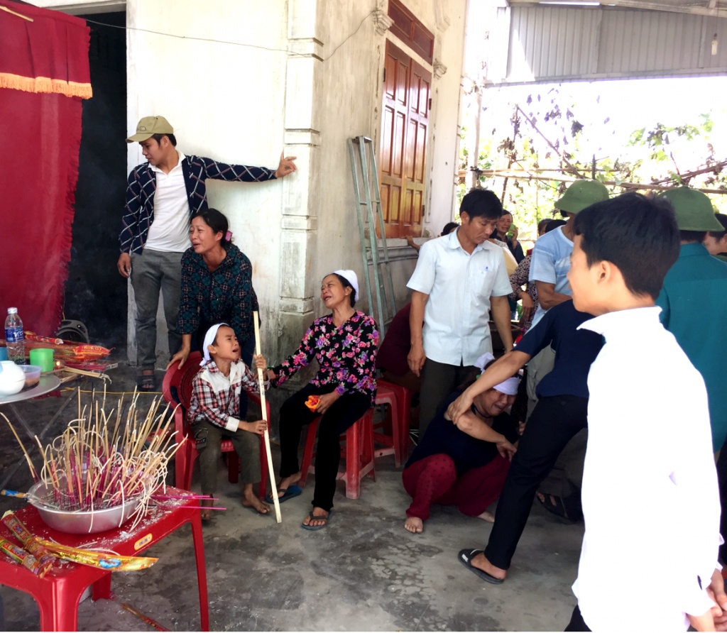 ha tinh gia canh rot nuoc mat cua hai anh em bi duoi nuoc tren duong chan trau ve