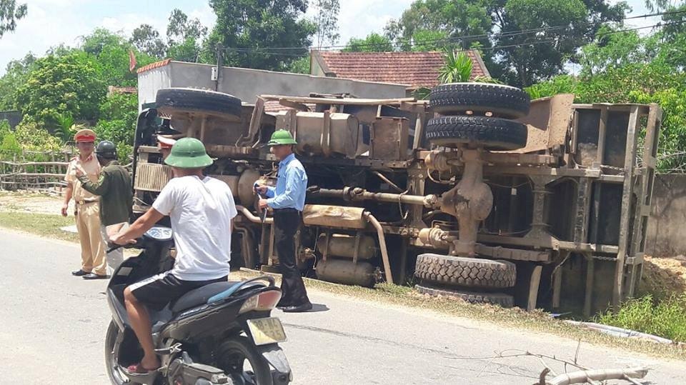 vua nhan bang dai hoc nu sinh bi xe tai chen qua nguoi nguy kich