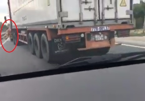 nguyen nhan nao khien csgt phai bam vao guong xe container truoc khi bi hat vang