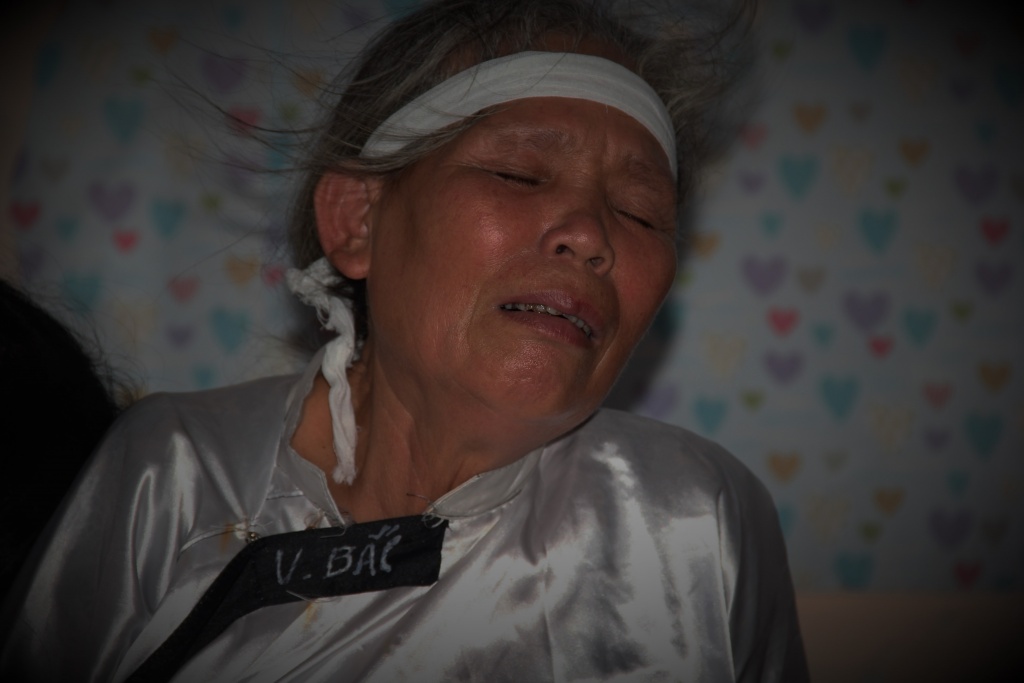 vu be trai sinh non sau khi me bi cuon vao gam xe tai vo toi song cung kho sao gio chet cung vay