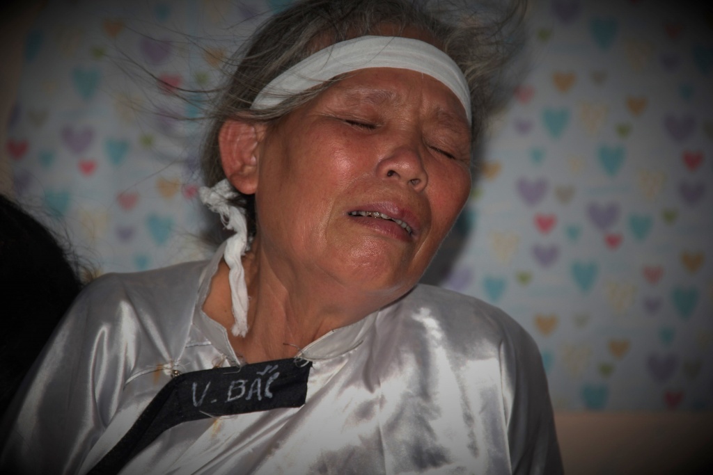 vu be trai sinh non sau khi me bi cuon vao gam xe tai dam nuoc mat ngay tien dua
