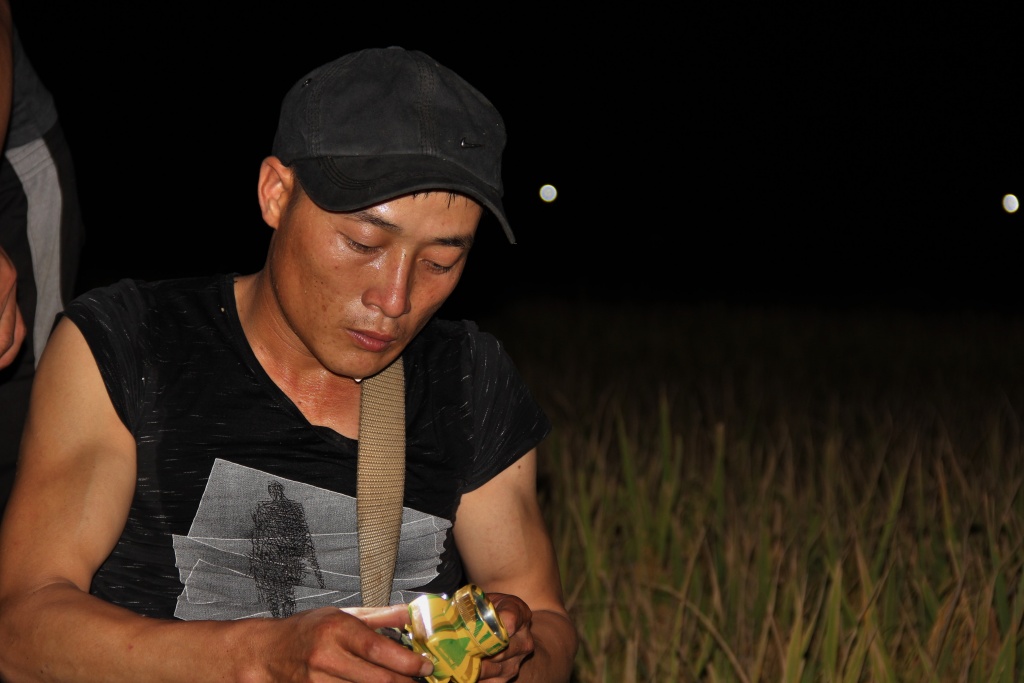 tranh nang nong dan ha tinh doi den gat lua xuyen dem