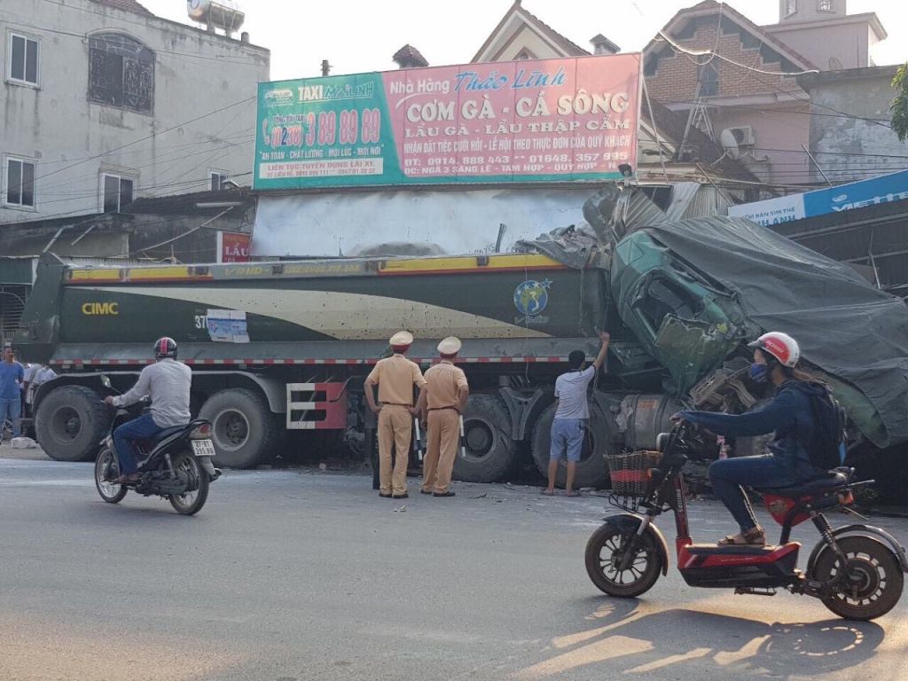xe dau keo mat lai dam sap 3 nha dan nhieu nguoi thoat nan