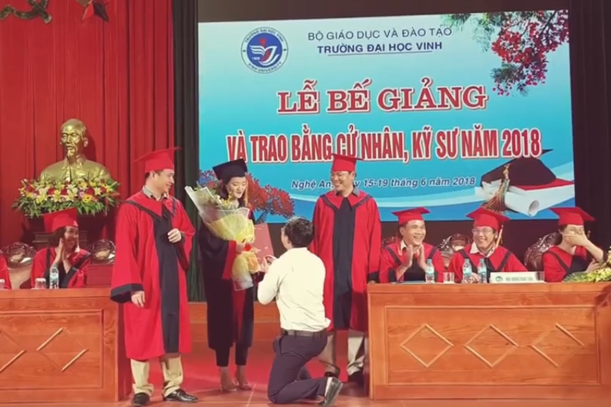 nguoi quy goi cau hon nu sinh trong le trao bang tot nghiep la pho bi thu doan truong dai hoc vinh