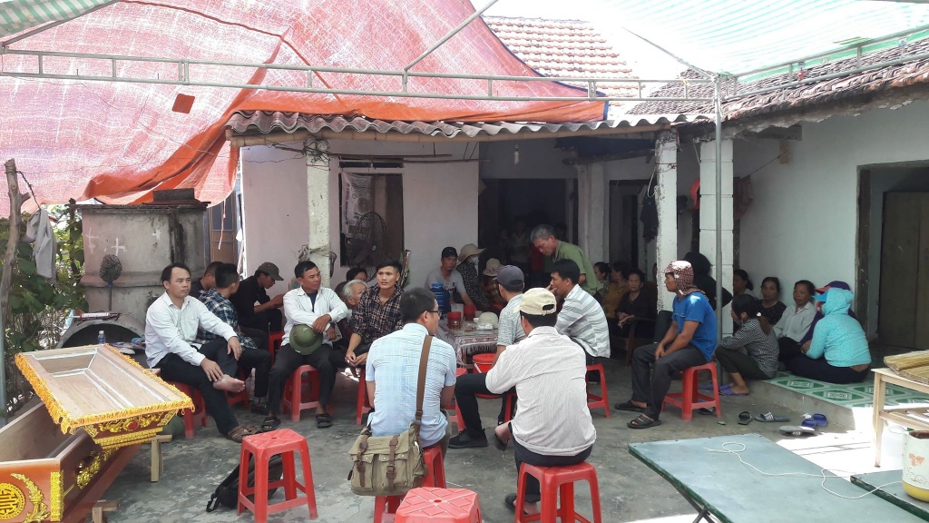 lat xe tai lao 6 nguoi thuong vong khan trang bao trum xem ngheo
