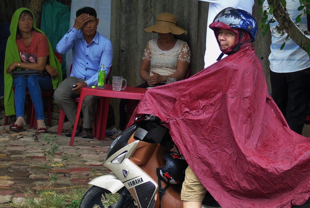 ha tinh phu huynh hoi hop cho si tu duoi con mua tam ta