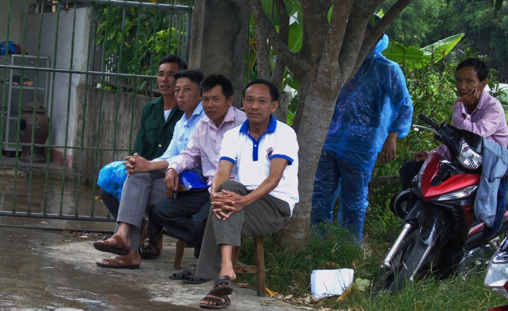 ha tinh phu huynh hoi hop cho si tu duoi con mua tam ta