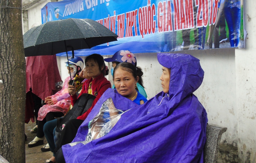ha tinh phu huynh hoi hop cho si tu duoi con mua tam ta