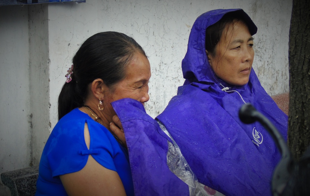 ha tinh phu huynh hoi hop cho si tu duoi con mua tam ta
