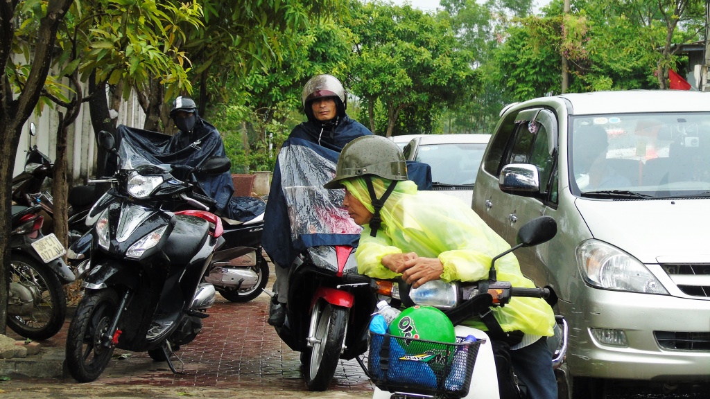 ha tinh phu huynh hoi hop cho si tu duoi con mua tam ta
