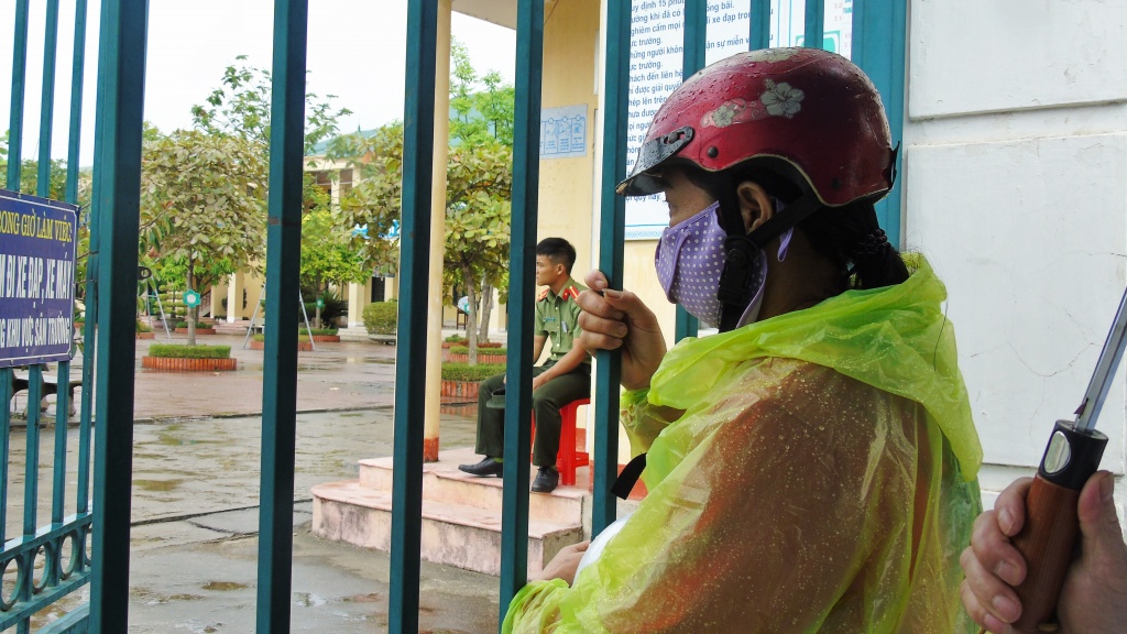 ha tinh phu huynh hoi hop cho si tu duoi con mua tam ta