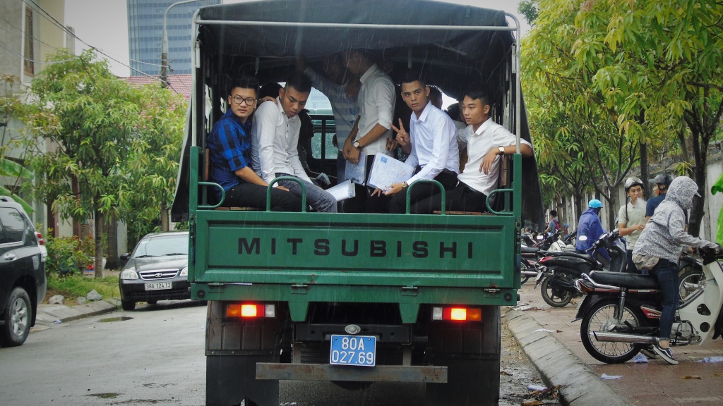 ha tinh phu huynh hoi hop cho si tu duoi con mua tam ta