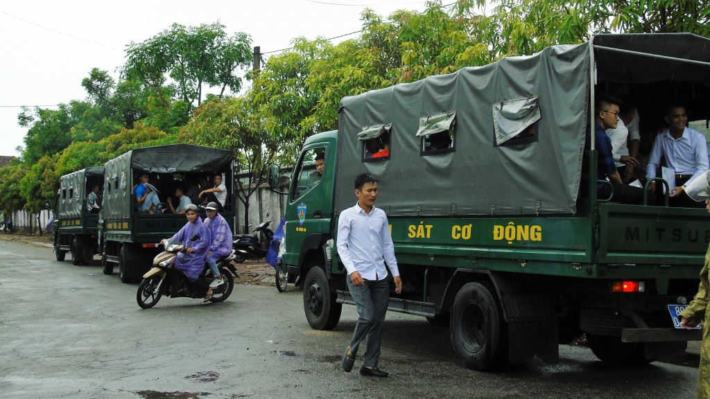ha tinh phu huynh hoi hop cho si tu duoi con mua tam ta