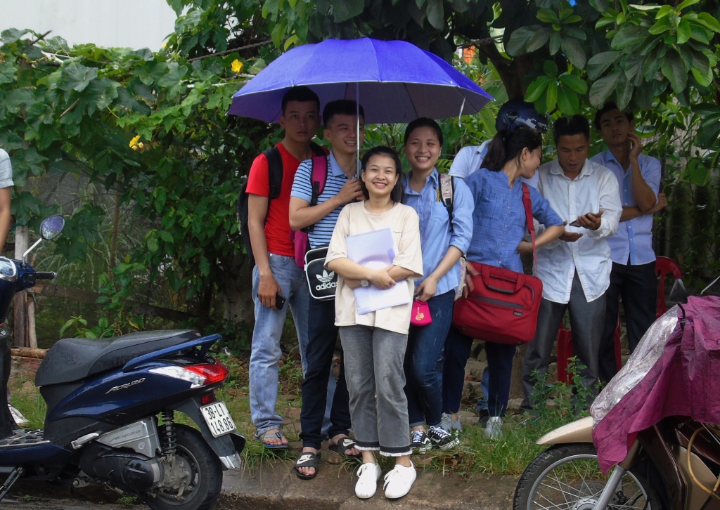 ha tinh phu huynh hoi hop cho si tu duoi con mua tam ta