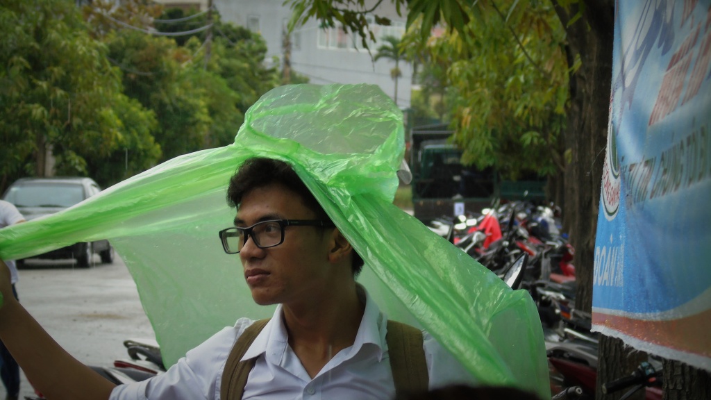 ha tinh phu huynh hoi hop cho si tu duoi con mua tam ta