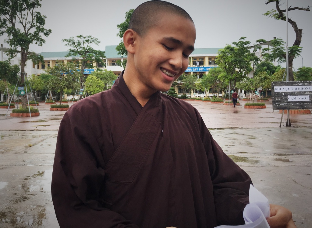 ha tinh phu huynh hoi hop cho si tu duoi con mua tam ta