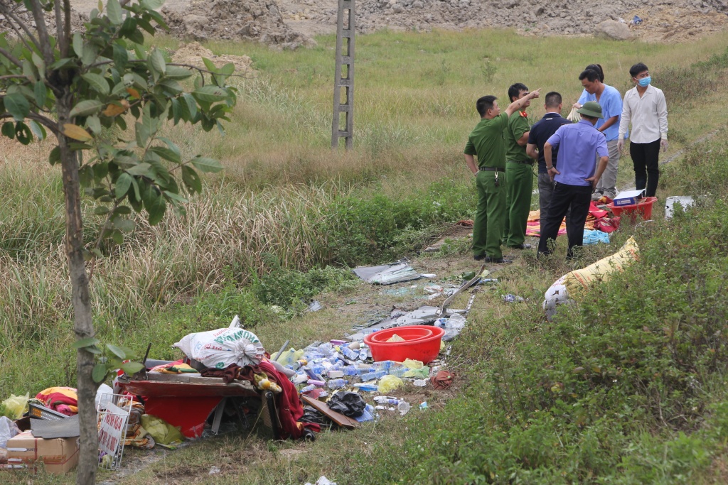 hanh khach ke lai giay phut thoat nan tren chiec xe khach bi lat tai nghe an
