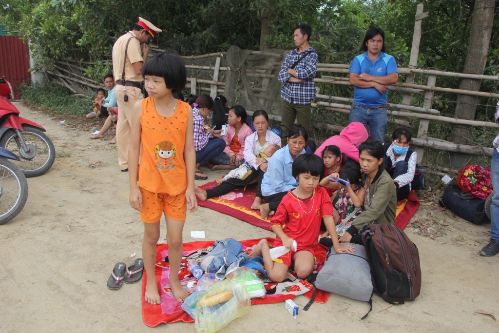 hanh khach ke lai giay phut thoat nan tren chiec xe khach bi lat tai nghe an