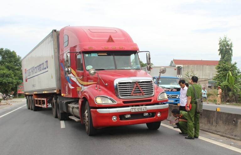 tai xe container hat vang csgt khai thong tin gia mao voi cong an