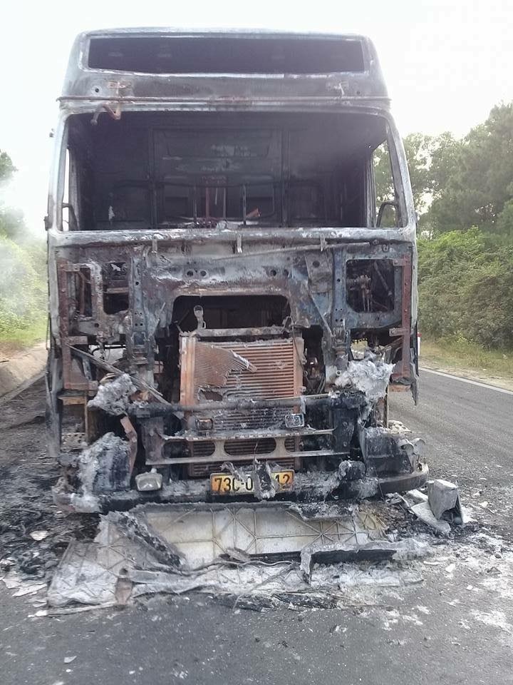 ha tinh dang luu thong xe dau keo boc chay du doi