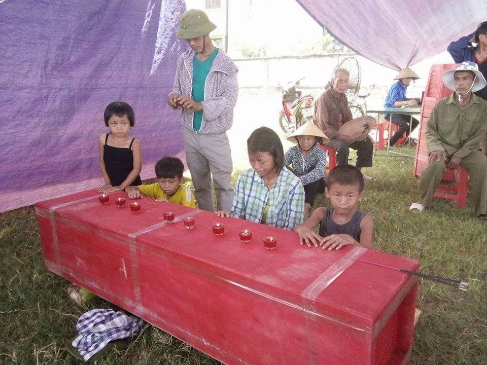 xot xa canh ga trong nuoi 5 dua con nho me tan tat sau khi vo dot ngot qua doi