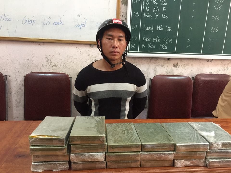 bat doi tuong van chuyen 20 banh heroin tu lao ve viet nam tieu thu