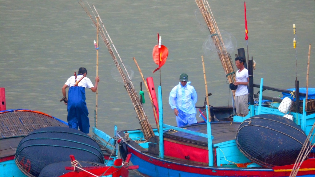 ngu dan ha tinh quay cuong truoc gio bao so 2 do bo vao dat lien